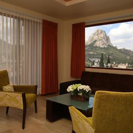 Hotel Plaza Bernal Esterno foto