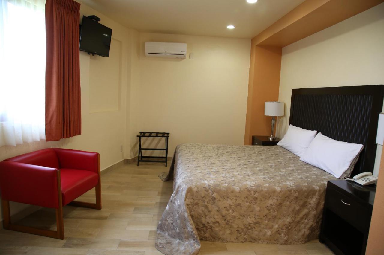 Hotel Plaza Bernal Esterno foto