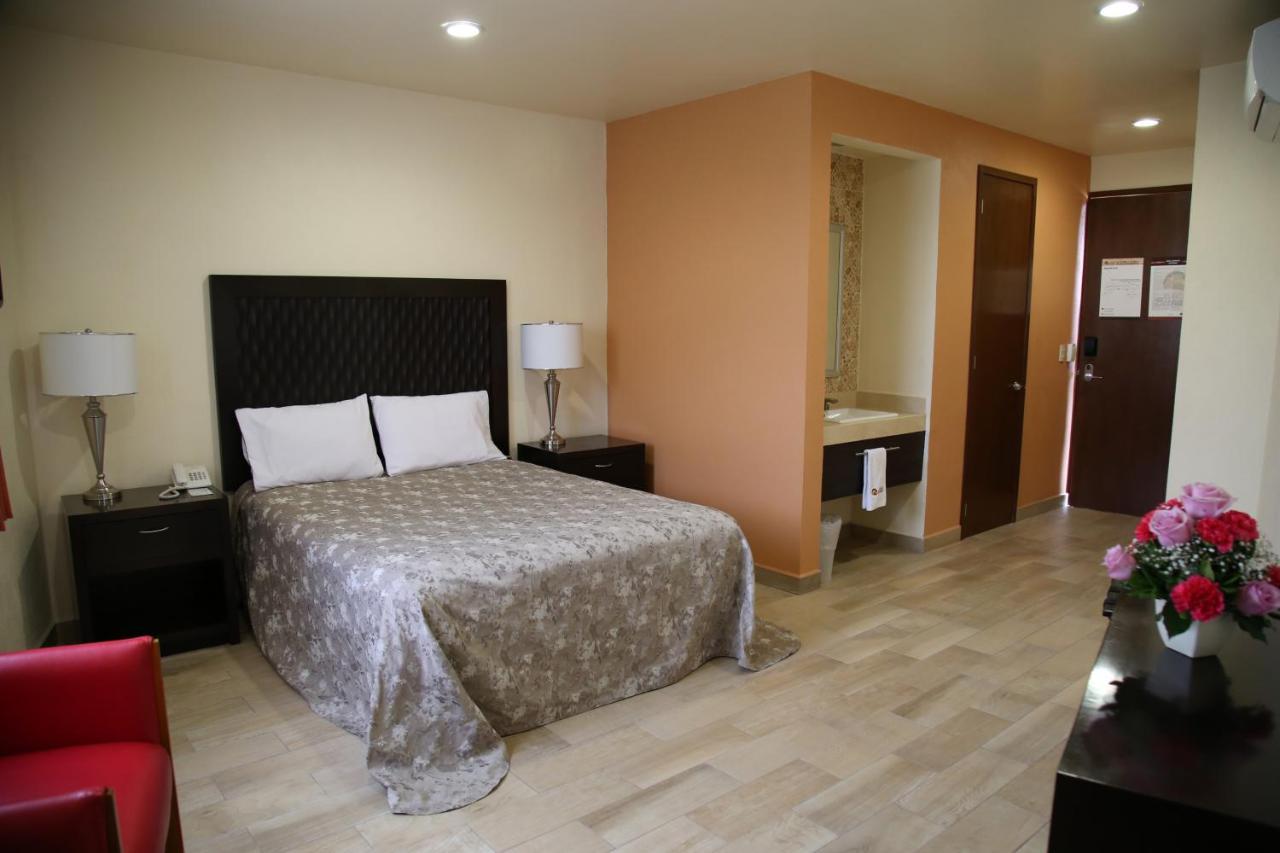 Hotel Plaza Bernal Esterno foto