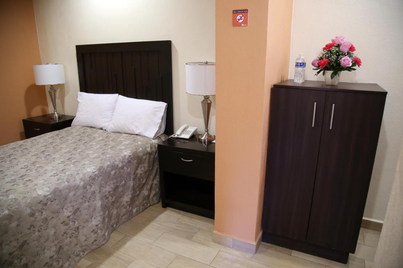 Hotel Plaza Bernal Esterno foto