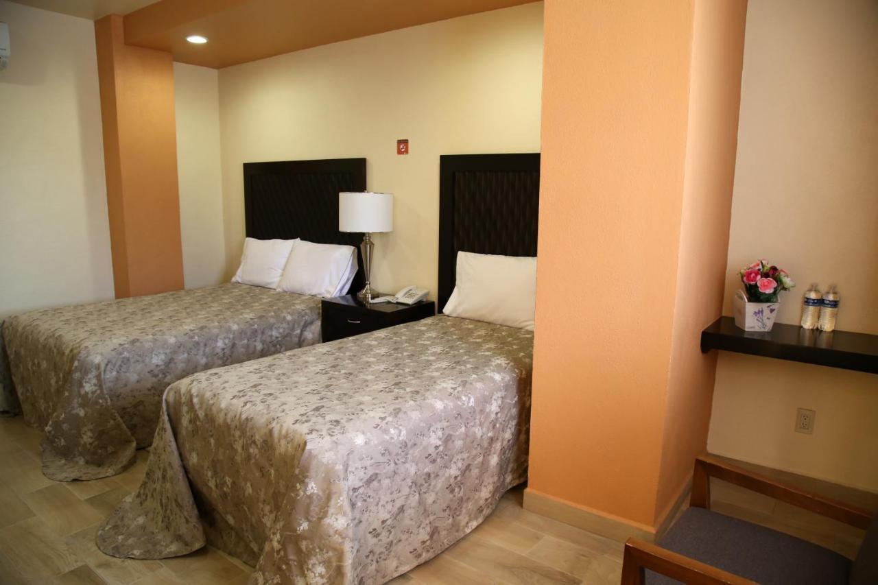 Hotel Plaza Bernal Esterno foto