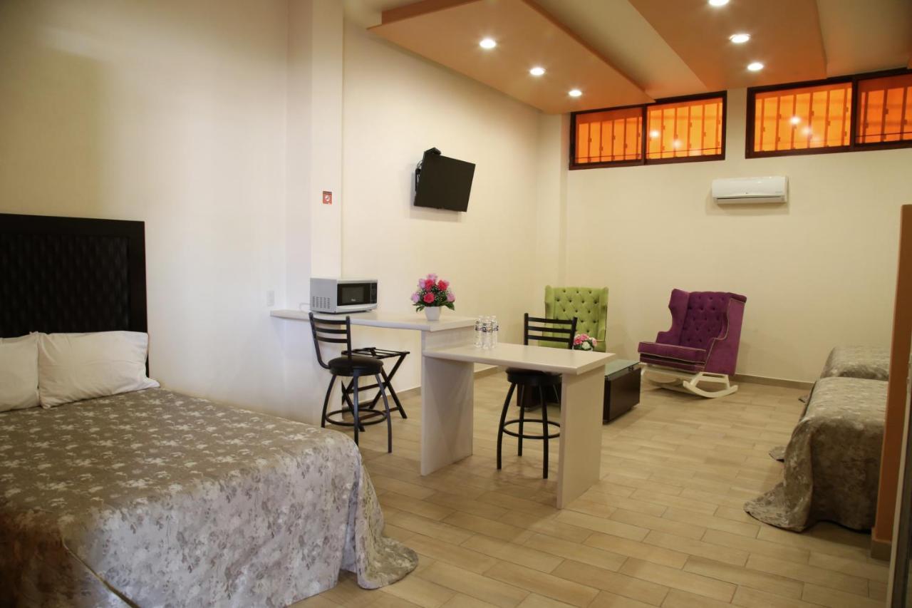 Hotel Plaza Bernal Esterno foto