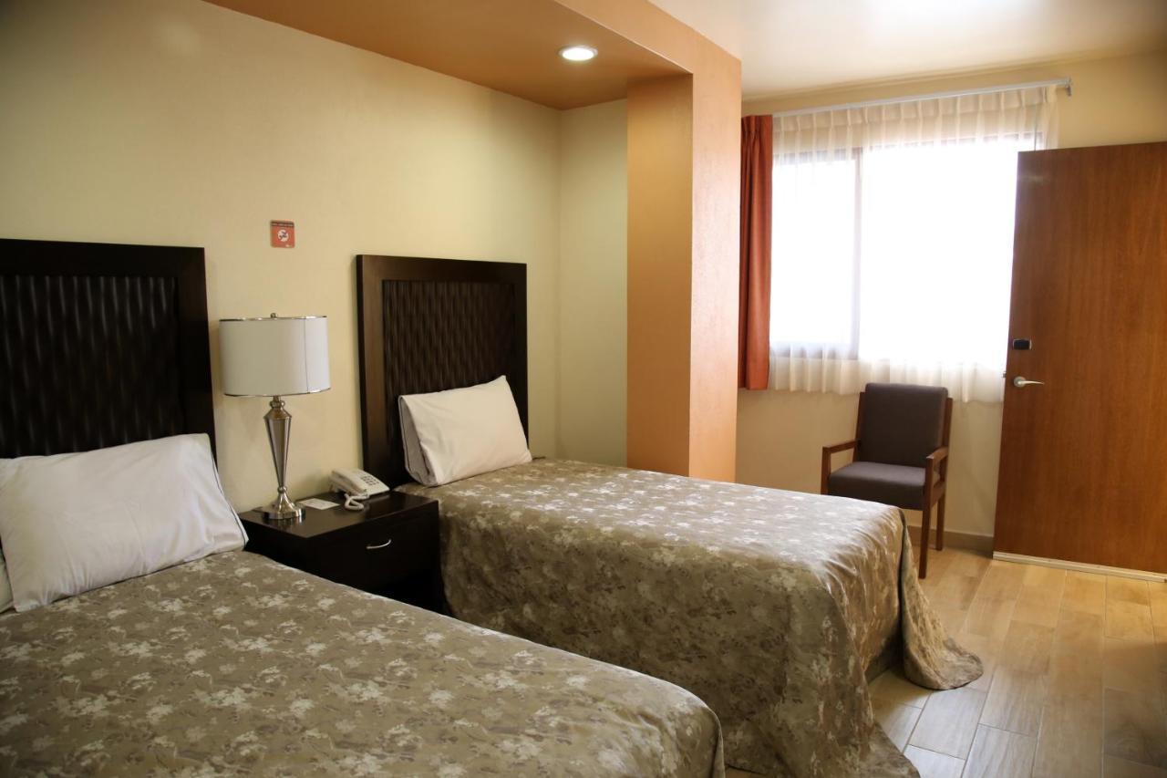 Hotel Plaza Bernal Esterno foto